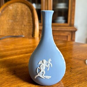 Vintage WEDGEWOOD JASPER WARE CORNFLOWER BLUE BUD VASE Cherub and vines